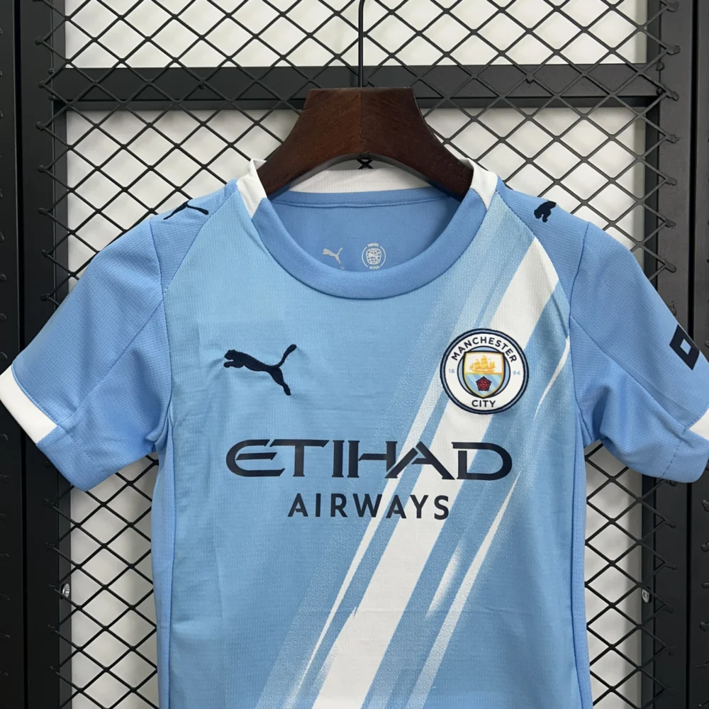 Manchester City Home Kids Kit Jersey+Shorts 2025/26 - Image 3