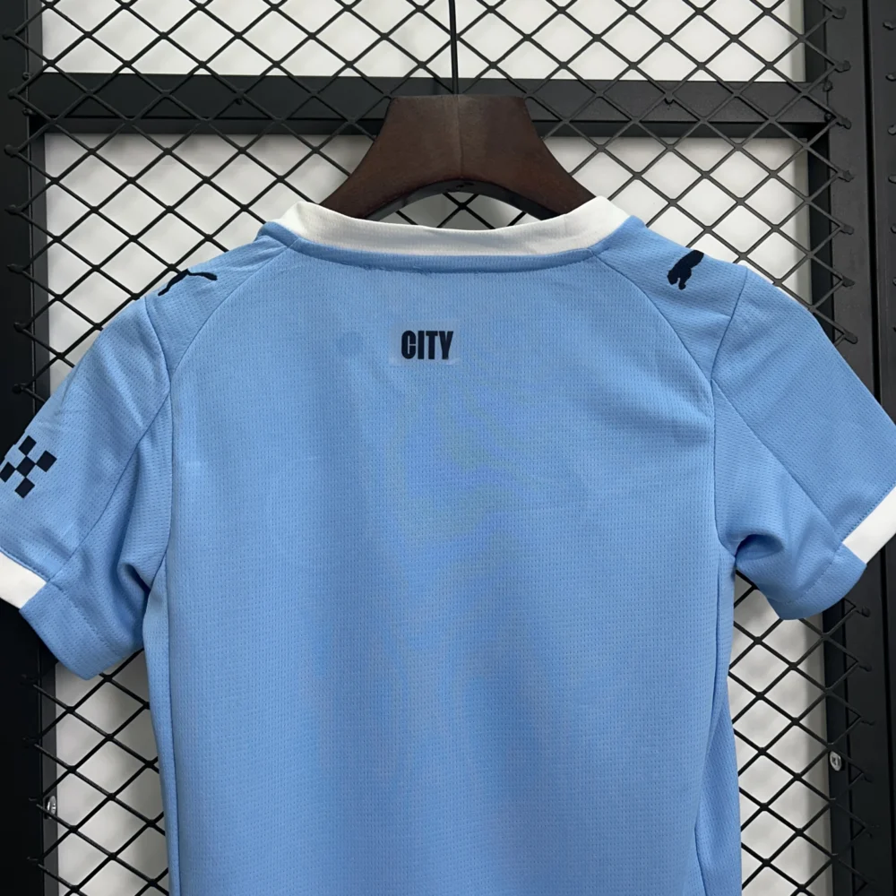 Manchester City Home Kids Kit Jersey+Shorts 2025/26 - Image 7