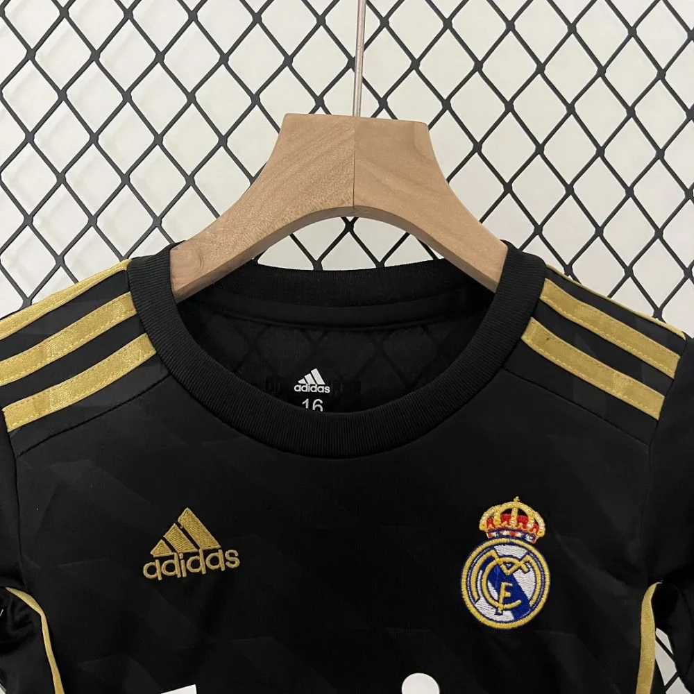Real Madrid Retro Jersey Away Kids Kit Jersey+Shorts 2011/12 - Image 3