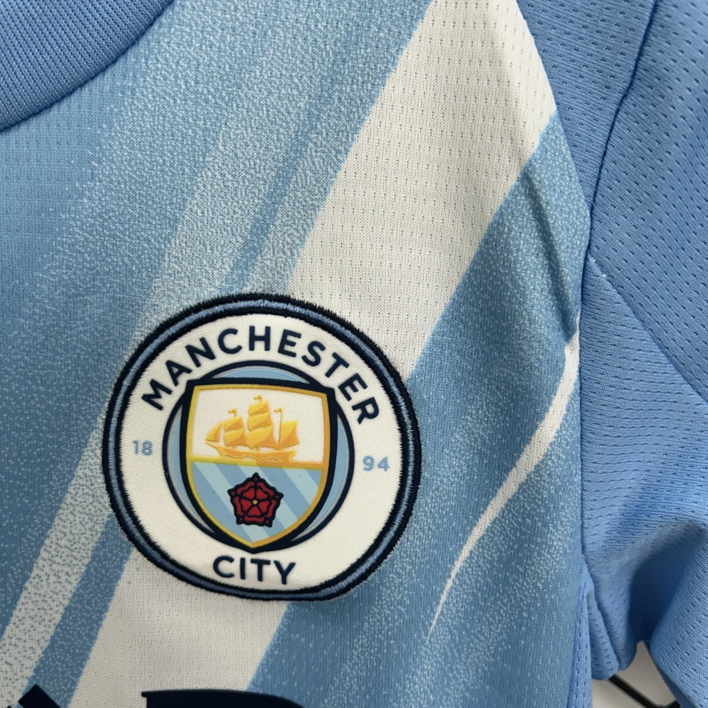 Manchester City Home Kids Kit Jersey+Shorts 2025/26 - Image 4